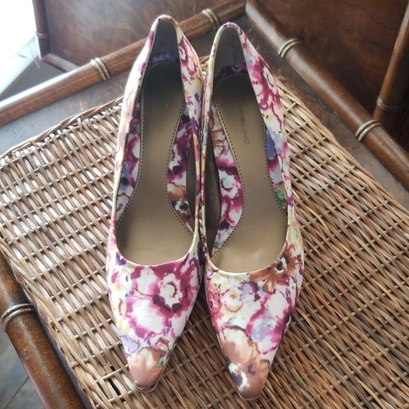 Shoes - Picture 4 of 8